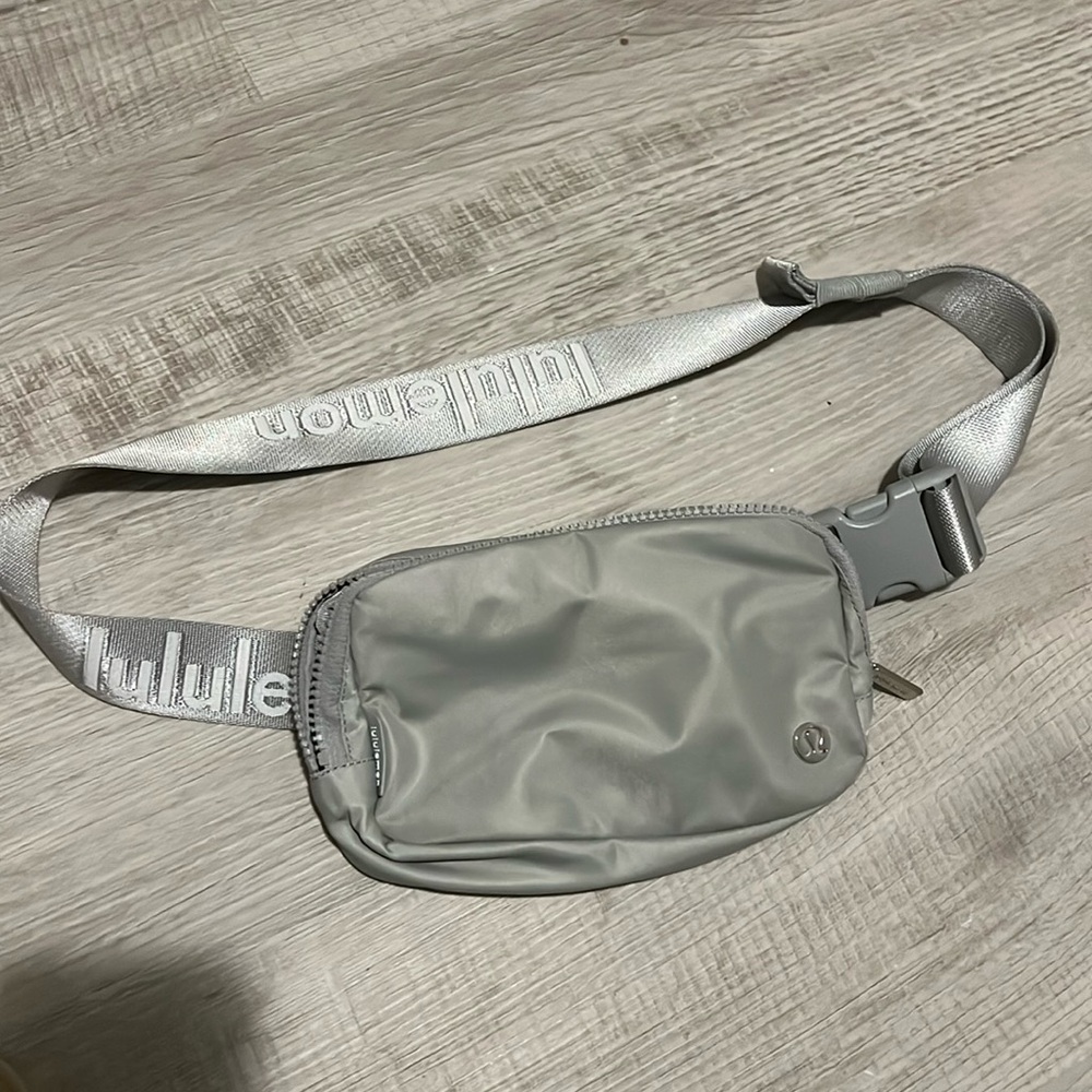 Lululemon💎NWOT💎Everywhere Belt Bag✨Silver Drop Lulu On Strap🦄1 liter